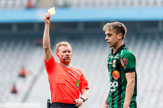 Domare Fredrik Klitte och Varbergs Isak Vidjeskog deppar