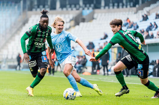 Malmö FFs Sebastian Nanasi och Varbergs Azeez Temitope