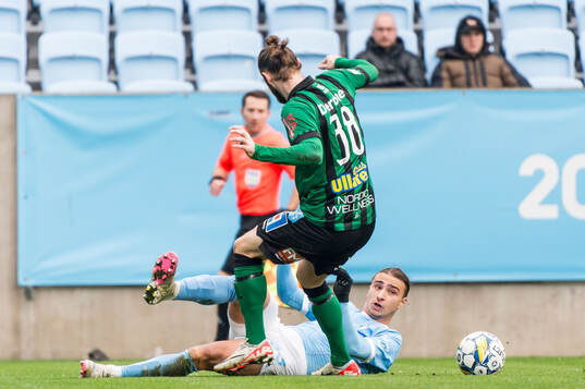 Malmö FFs Elison Makolli och Varbergs Oskar Sverrisson