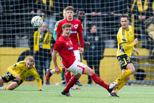 Degerfors Kevin Holmén och Elfsborgs Jens Jakob Dyhr
