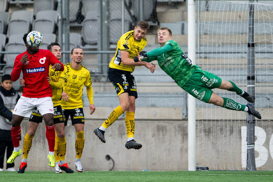 Elfsborgs Sebastian Holmén och målvakt Isak Pettersson