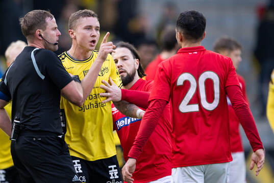 Irriterat mellan Elfsborgs Sebastian Holmén och Degerfors