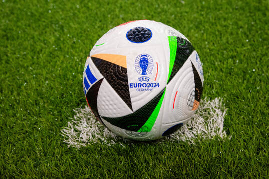 En fotboll med logotypen för UEFA Euro 2024