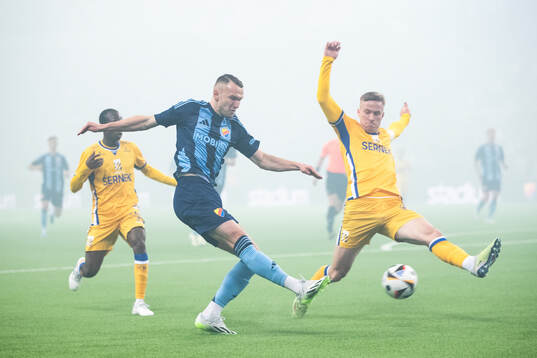 Djurgårdens Piotr Johansson och IFK Göteborgs  Oscar Wendt