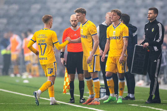 IFK Göteborgs Laurs Skjellerup byter med Oscar Wendt