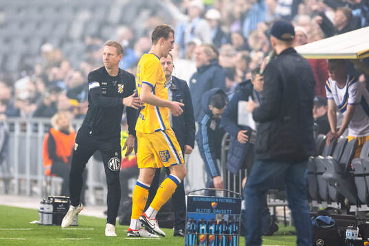 IFK Göteborgs Adam Carlén blir utvisad