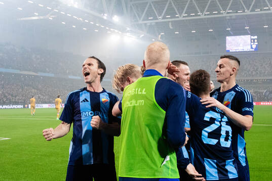 Djurgårdens Tobias Gulliksen jublar med Albin Ekdal, Peter