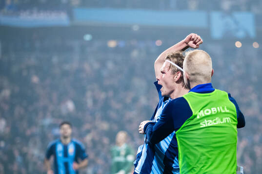 Djurgårdens Tobias Gulliksen jublar med Peter Therkildsen