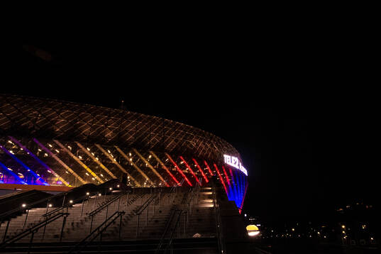 Tele2 Arena upplyst i Djurgårdens färger