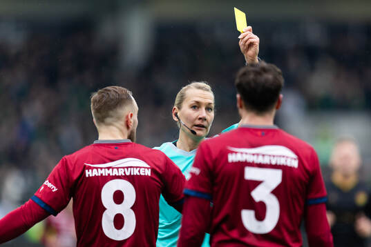Domare Tess Olofsson varnar Örgrytes Jonathan Azulay