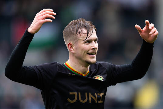 GAIS Alexander Ahl Holmström manar på supportrarna