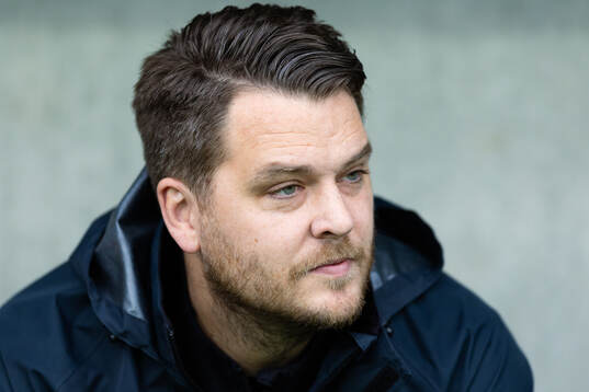 Örgrytes tränare Andreas Holmberg innan fotbollsmatchen i