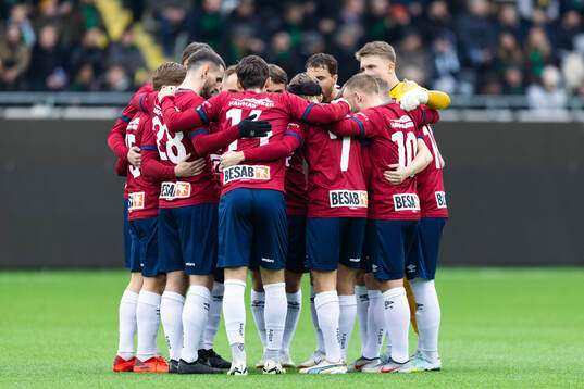 Örgrytes spelare samlade innan fotbollsmatchen i Svenska