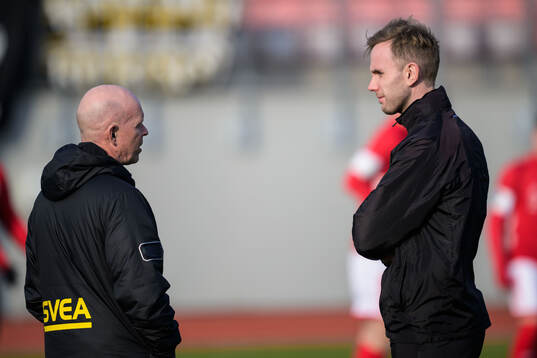 AIKs tränare Henning Berg och Kalmars tränare Henrik