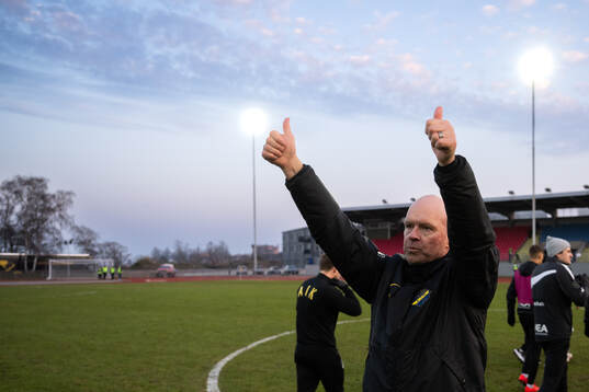AIKs tränare Henning Berg jublar