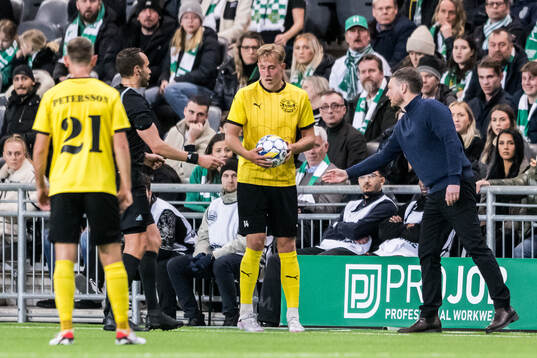 Domare Victor Wolf, Mjällbys Herman Johansson och