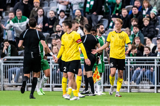 Mjällbys Alexander Johansson reagerar