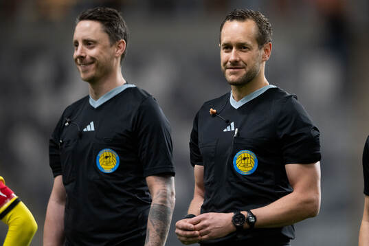 Assisterande domare Per Rehnlund och domare Victor Wolf