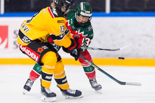 Luleås Jenna Pirttijärvi och Frölundas Michelle Karvinen