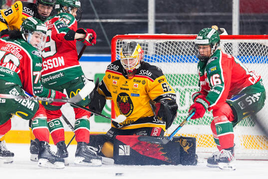 Luleås målvakt Sara Grahn och Frölundas Jennifer Carlsson