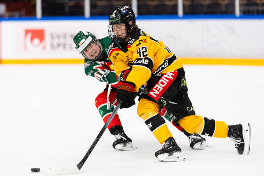 Frölundas Emilia Vesa och Luleås Viivi Vainikka