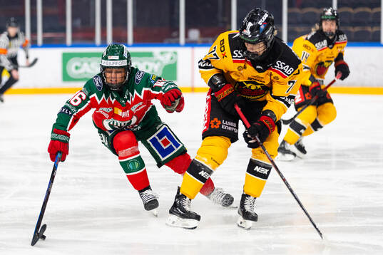 Frölundas Jennifer Carlsson och Luleås Linnea Johansson