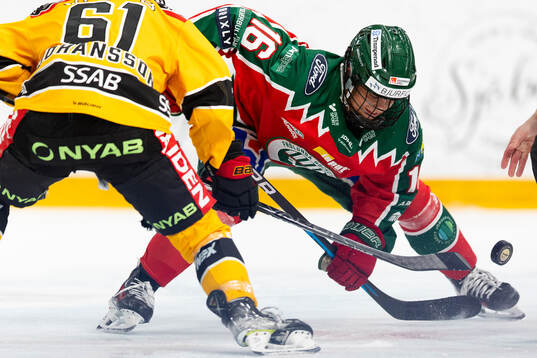 Luleås Lisa Johansson tekar mot Frölundas Jennifer