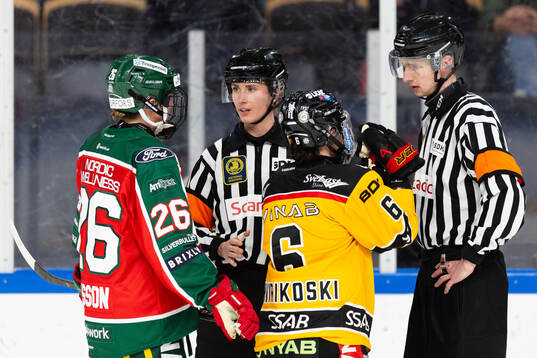 Frölundas Hanna Olsson och Luleås Jenni Hiirikoski pratar