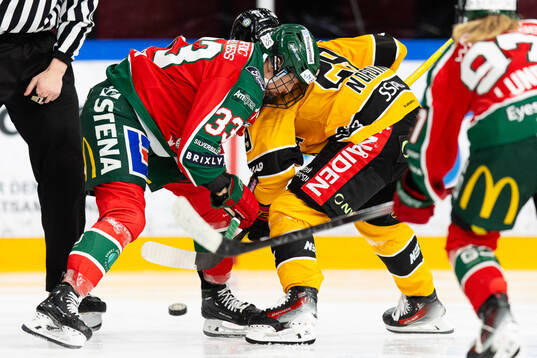Frölundas Michelle Karvinen tekar mot Luleås Emma Nordin