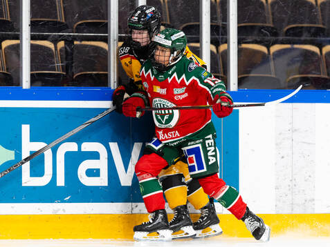 Frölundas Matilda Nilsson tacklar Luleås Astrid Lindeberg