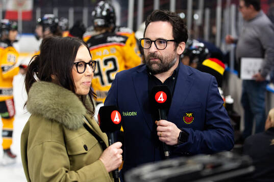 TV4s Apollonia Mälarberg intervjuar Luleås tränare Jens