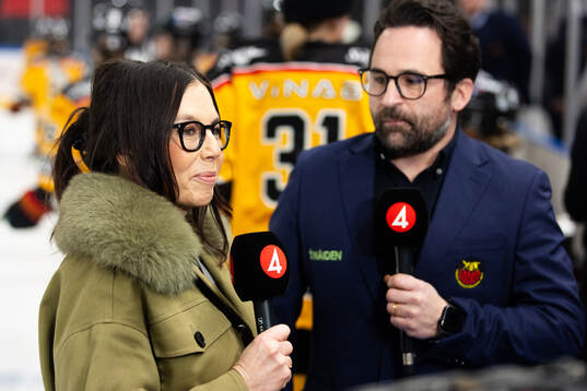 TV4s Apollonia Mälarberg intervjuar Luleås tränare Jens