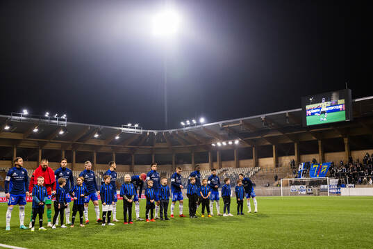 IFK Norrköpings spelare vid lineup när Kristoffer Olsson