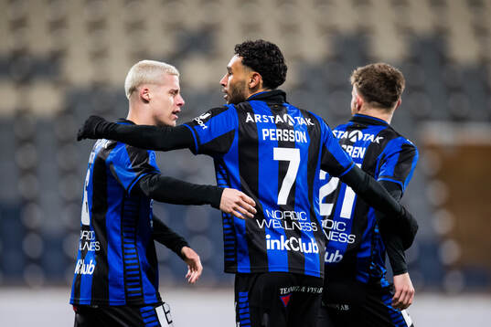 Sirius Joakim Persson jublar med lagkamrater