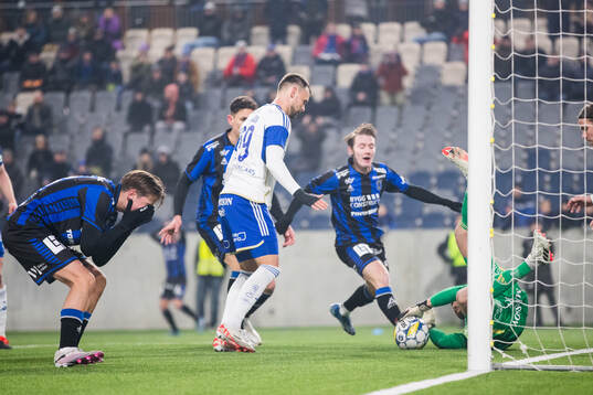 Sirius Adam Vikman och IFK Norrköpings målvakt Oscar