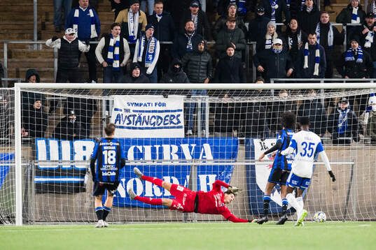 Sirius målvakt David Mitov Nilsson släpper in 1-2 målet