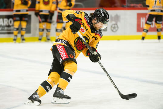 Luleås Brendan Shinnimin innan ishockeymatchen i SHL