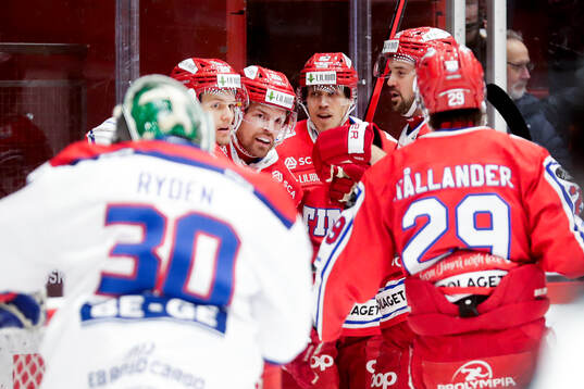 Timrås Anton Lander jublar med lagkamrater