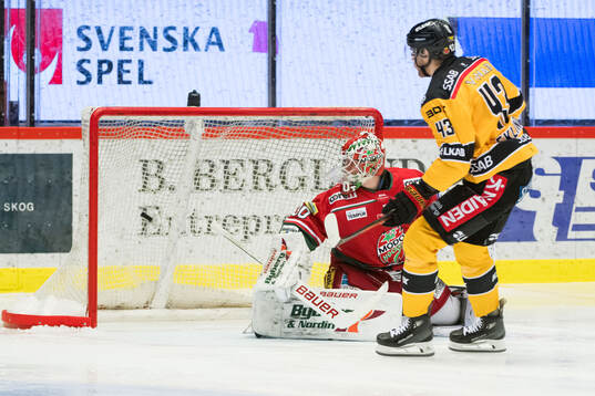 Luleås Oscar Eklind gör 0-1 bakom MoDos målvakt Lassi