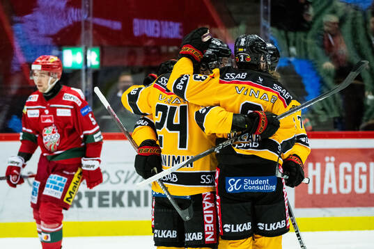 Luleås Pontus Själin jublar med lagkamrater