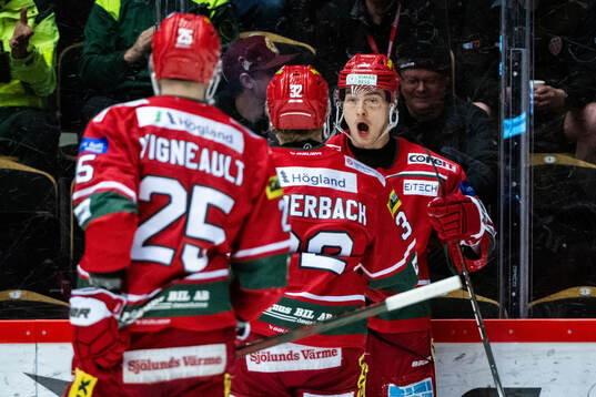 MoDos Sampo Ranta jublar med lagkamrater