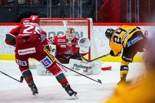 Luleås Brendan Shinnimin gör 2-3 bakom MoDos målvakt