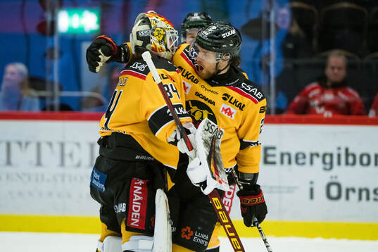 Luleås Jesper Sellgren jublar med målvakt Joel Lassinantti