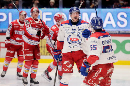Oskarshamns Austin Wagner jublar med David Quenneville