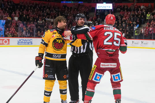 Luleås Pontus Själin och MoDos Sam Vigneault bråkarunder
