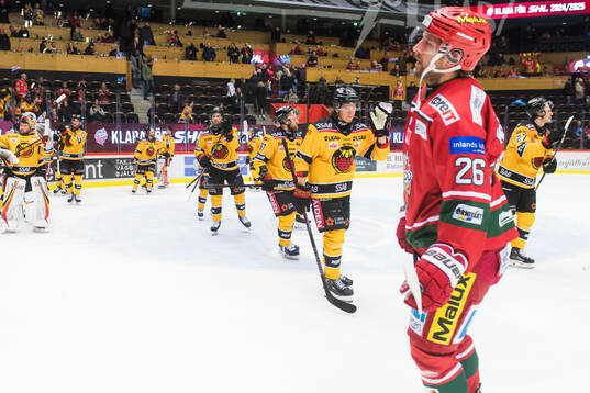 MoDos Emil Wahlberg deppar när Luleås spelare jublar