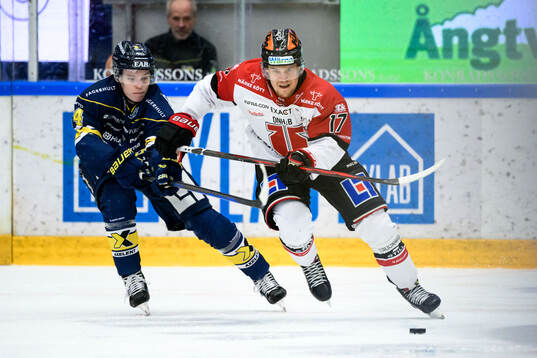HV71s Oscar Fisker Molgaard och Örebros William Wikman