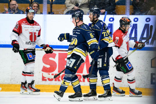HV71s Victor Sjöholm och Nicholas Shore jublar