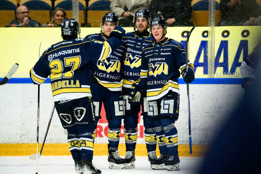 HV71s Victor Sjöholm jublar