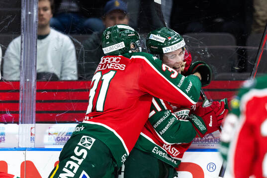 Frölundas Jere Innala jublar med Nicklas Lasu